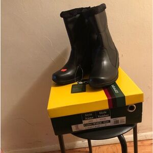 NWT Hoopoe warm winter waterproof boots with faux fur, size 8